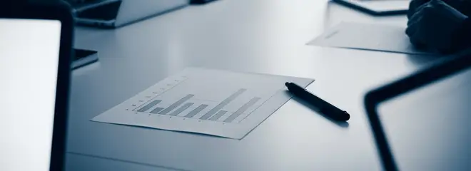Diagramm und Stift auf einem hellen Tisch