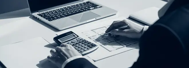 Eckdaten und Taschenrechner auf einem Schreibtisch