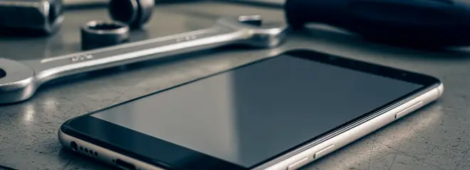 Smartphone auf einem Werkstatttresen